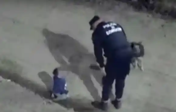 ¡EL PERRITO DE LA CASA NUNCA LO ABANDONÓ! Consiguen a bebé GATEANDO en horas de la madrugada fuera de su casa en Argentina (+VIDEO)