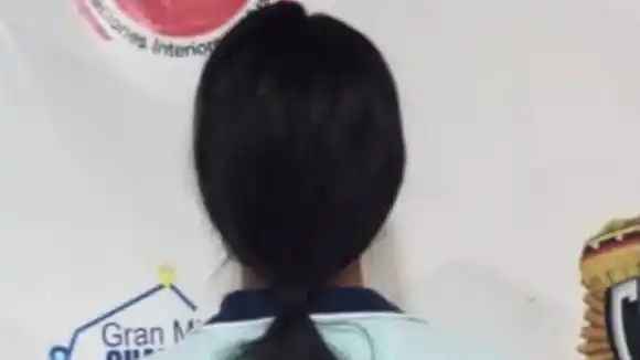 ¡INAUDITO! Mujer golpeaba a su hijo porque no le quería decir papá a su padrastro