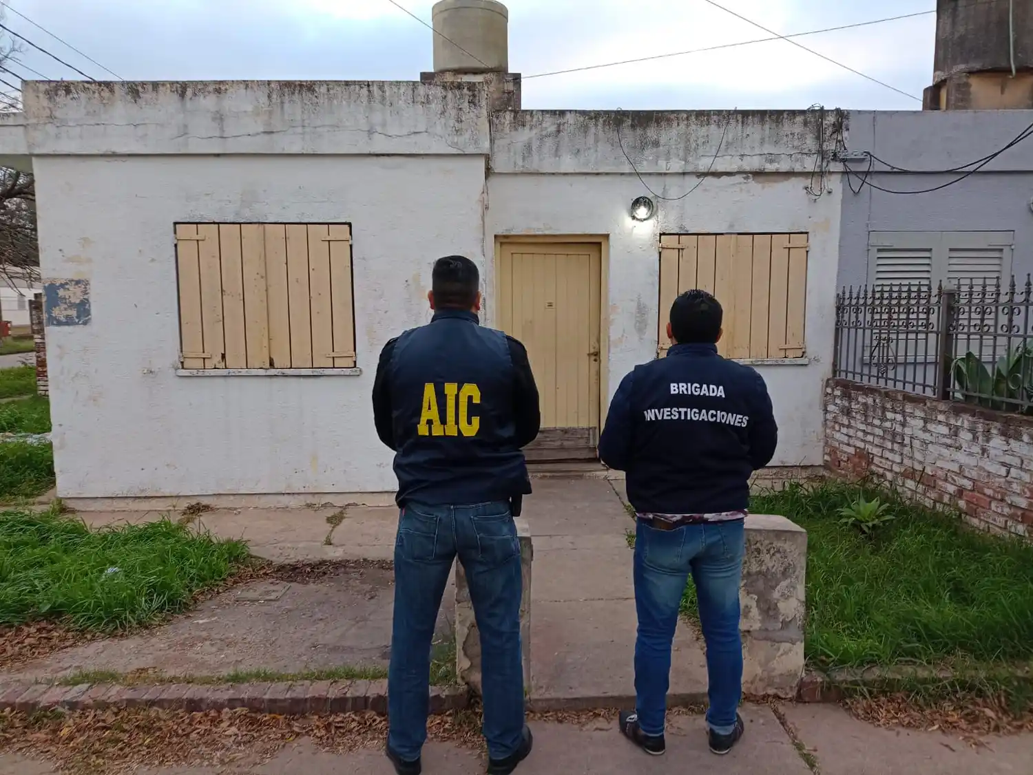 Policías en al detención de la estafadora cuyo alias es Kika