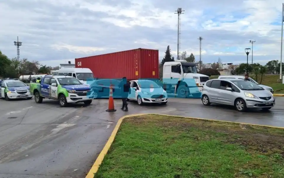 En La Plata cortaron la autopista hacia Buenos Aires: Se equivocaron de sentido y generaron caos de tránsito
