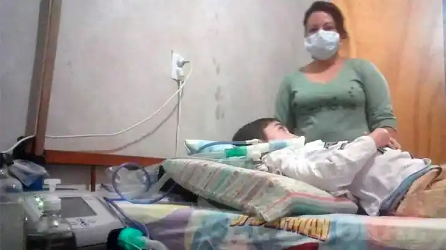 Tienen un hijo electrodependiente y les sacaron la tarifa social de luz