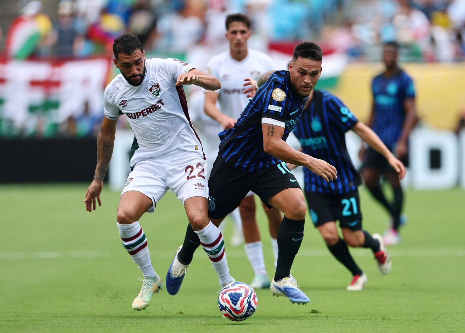 Lautaro Martínez peleando por el balón ante Fluminense.