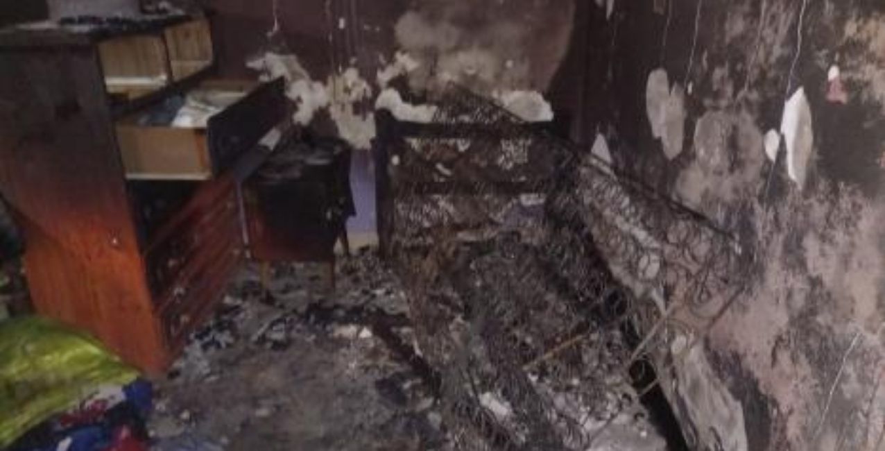 Encendió un espiral y, tras tomar fuego el colchón, se incendió la casa