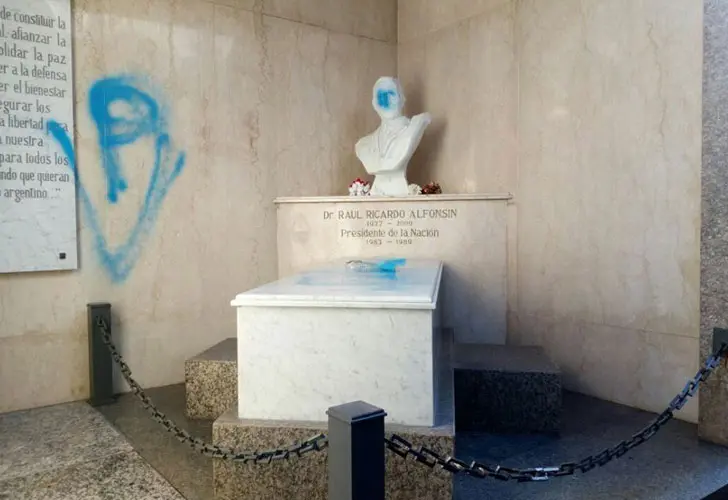 Desde Macri hasta dirigentes peronistas repudiaron hoy la profanación al mausoleo de Alfonsin