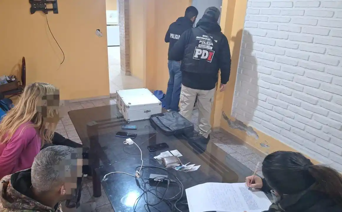 Allanaron una vivienda en barrio Amancay: tres detenidos, droga secuestrada y “vínculos” con un viejo narco