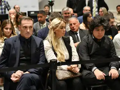 Mario Baudry, Verónica Ojeda y Dieguito Fernando, durante la lectura del veredicto.