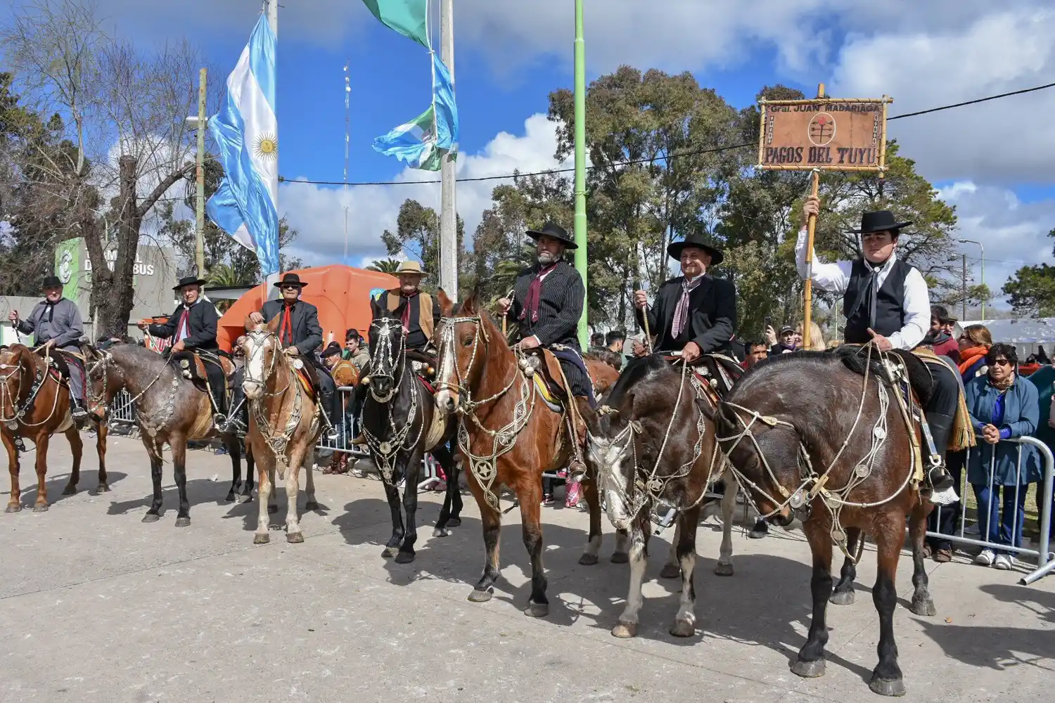 Castelli cerró su 154 aniversario con Desfile Gaucho
