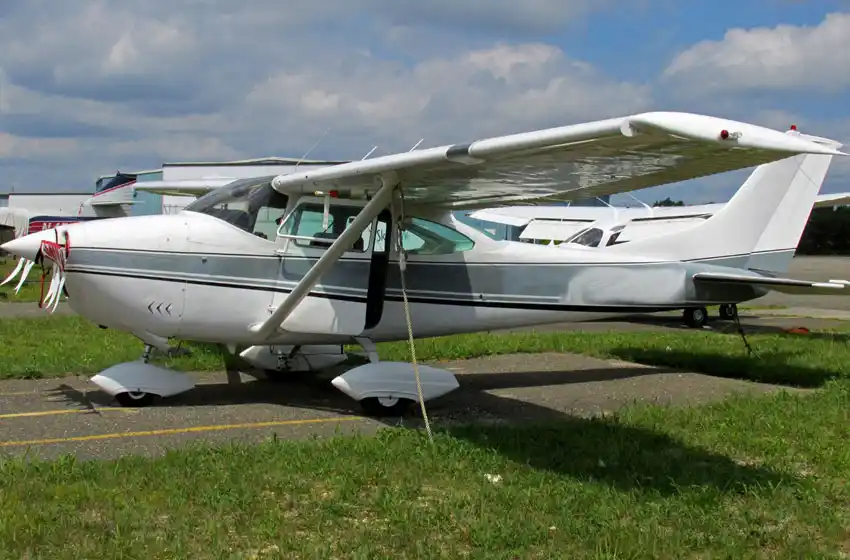 Una avioneta se estrelló contra la pista del aeropuerto de la ciudad