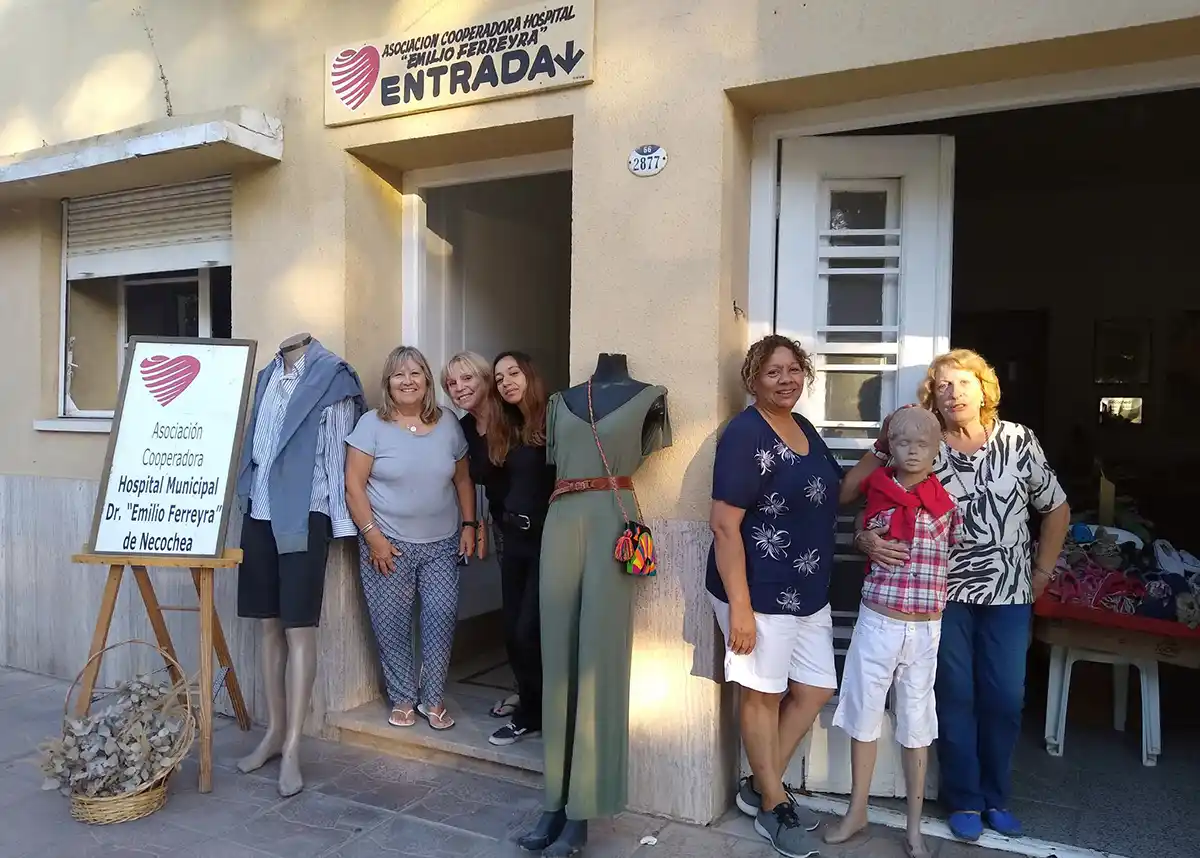 Equipo. La feria está abierta los martes y jueves de 10 a 12