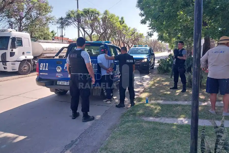 “A mí no me van a llevar milicos de mier…” | Completamente alcoholizado golpeó a su esposa e hijos en plena vía pública: terminó detenido