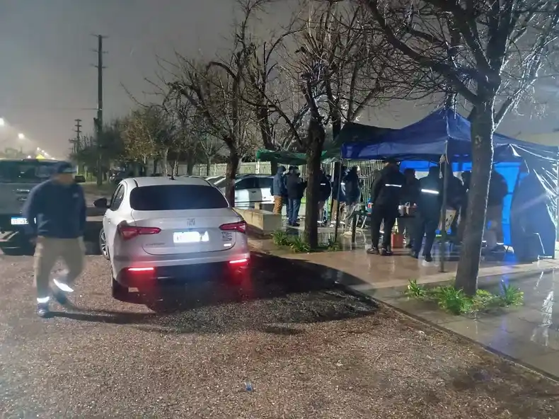 Llegaron los primeros telegramas de despido en ILVA y los trabajadores acampan en la fábrica de porcelanato en Pilar