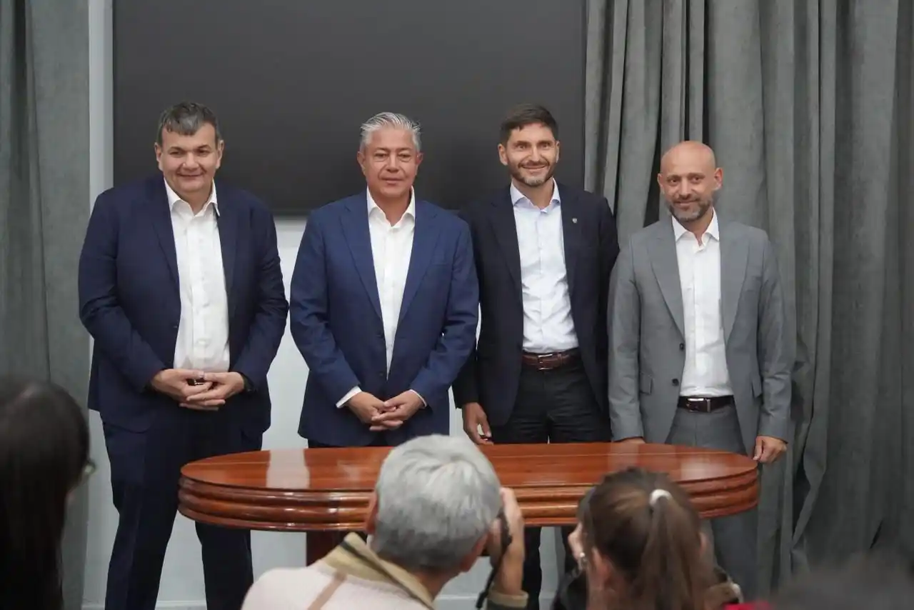 Neuquén: Pullaro firmó acuerdo para impulsar empresas santafesinas en la cadena de valor del petróleo y el gas en Vaca Muerta