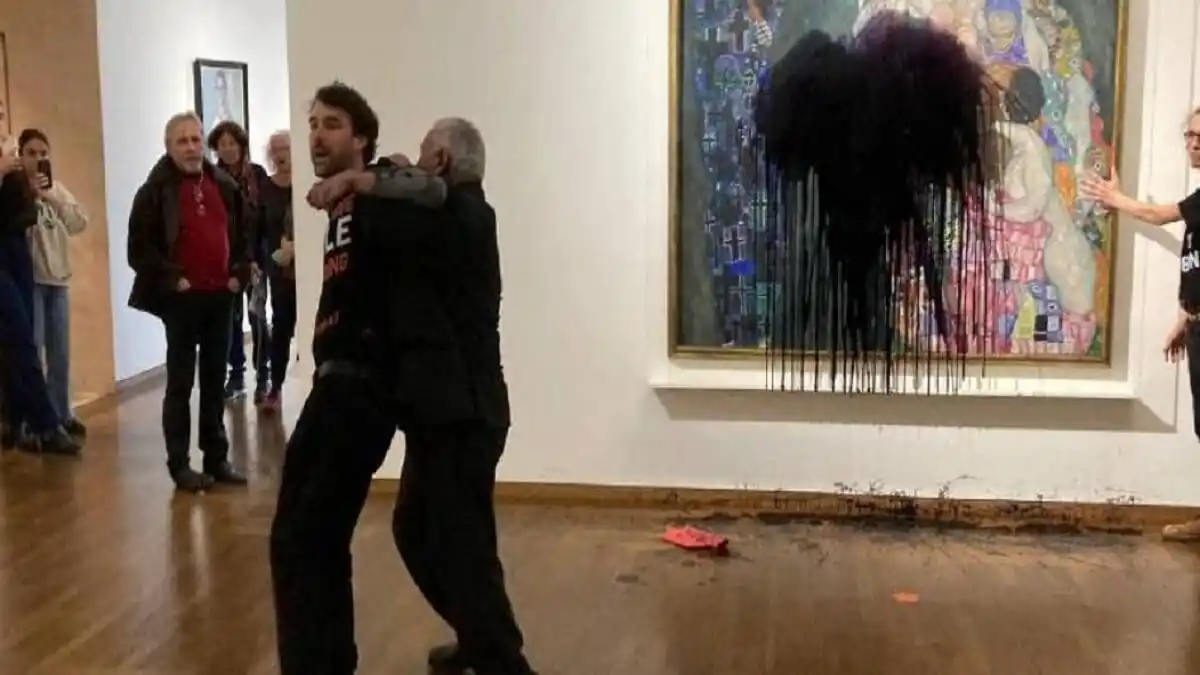 OTRO ATENTADO CONTRA EL ARTE: activistas arrojan petróleo a obra de Gustav Klimt