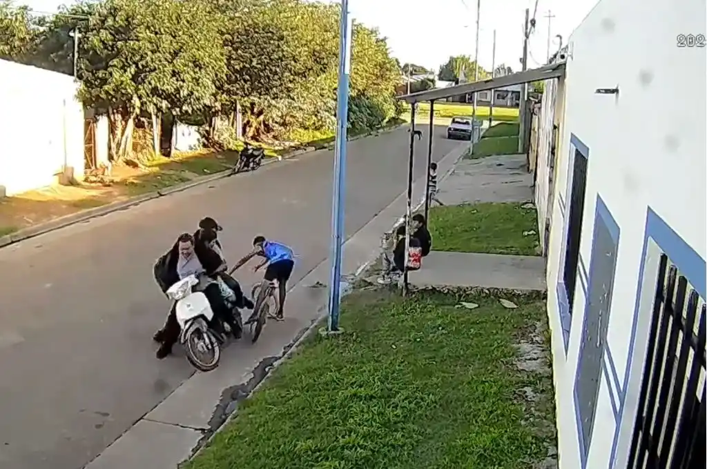 Lo atropelló con la moto