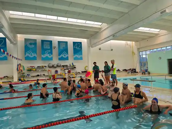 Inició la Escuela Municipal de natación para adultos en la pileta climatizada del CEF 42