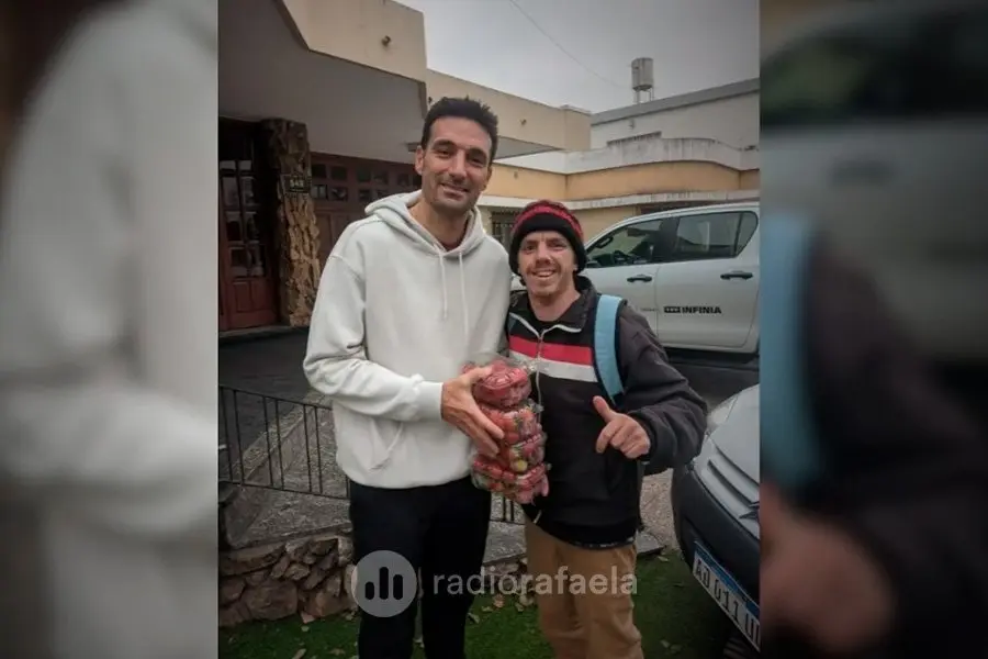 Viajó para ver a Scaloni y le regaló frutillas: "Esto es en nombre de Coronda, de toda una ciudad"