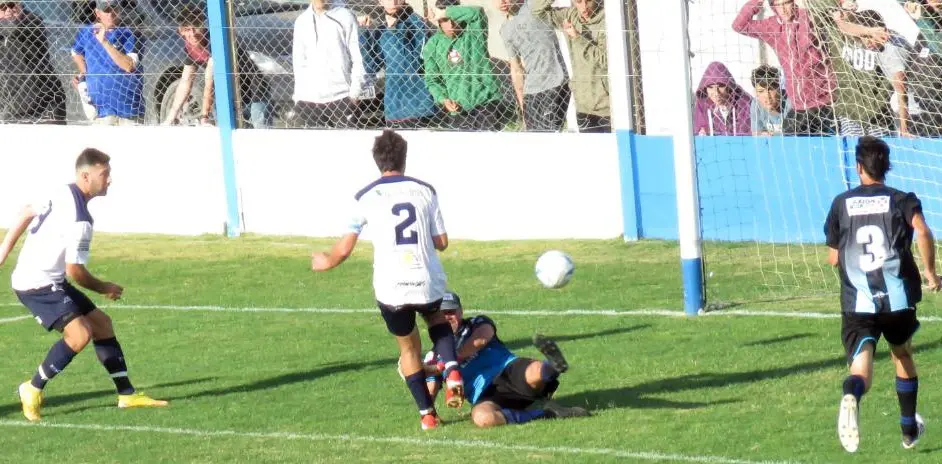 Al albo le alcanzaron unos minutos para volver a golear