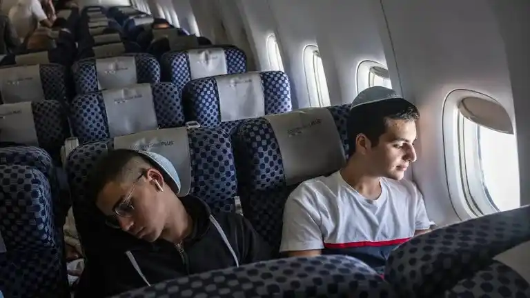 Hermanos descansan en su vuelo de París a Tel Aviv.