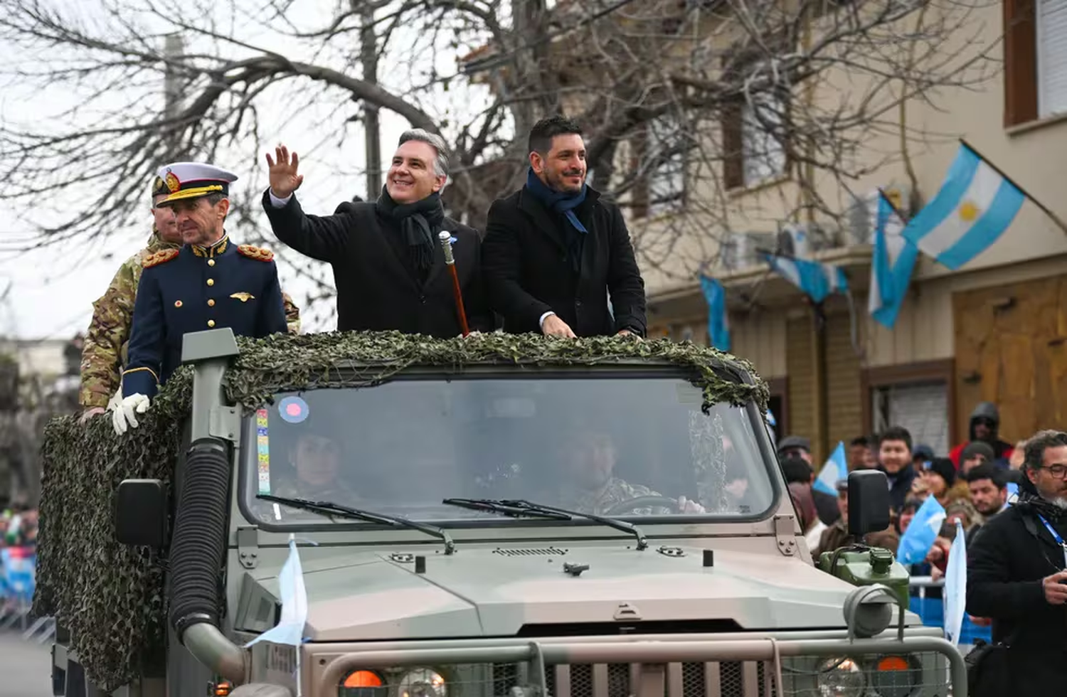 Llaryora y Ferrer en un móvil militar