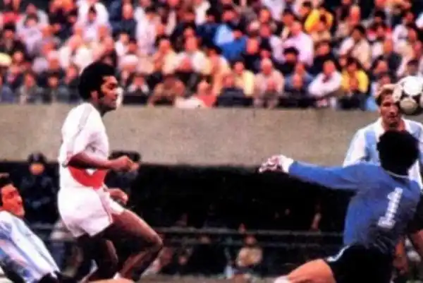 Un peruano asegura que los argentinos "van a coimear al árbitro"