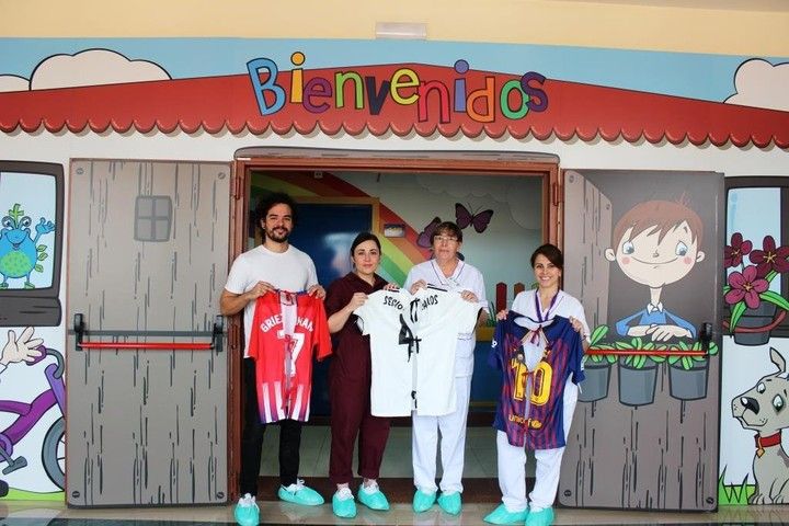La tierna campaña que transforma camisetas de fútbol en batas para chicos enfermos