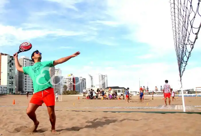 El tenis se instala en la playa
