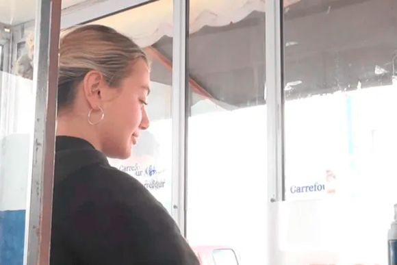 Recibieron bombones: dos jóvenes hallaron un maletín con millones de pesos y lo devolvieron