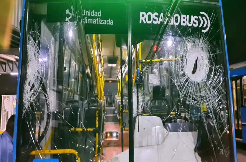 Atacaron a piedrazos nueve colectivos en la autopista a Buenos Aires