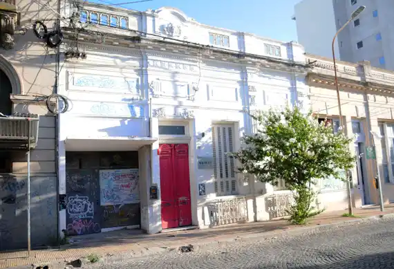 Vecinos de Chacabuco al 400 están cansados de los ruidos de un bar cercano y exigen soluciones