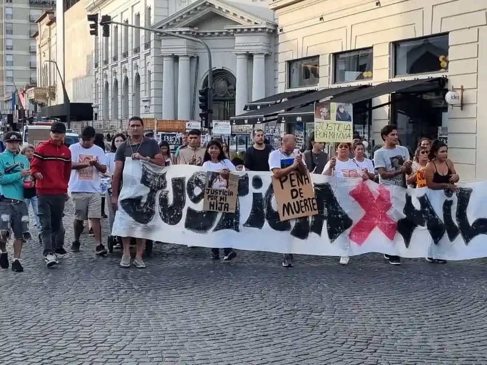 La familia de Milagros caminó por Rodríguez hasta el Municipio.