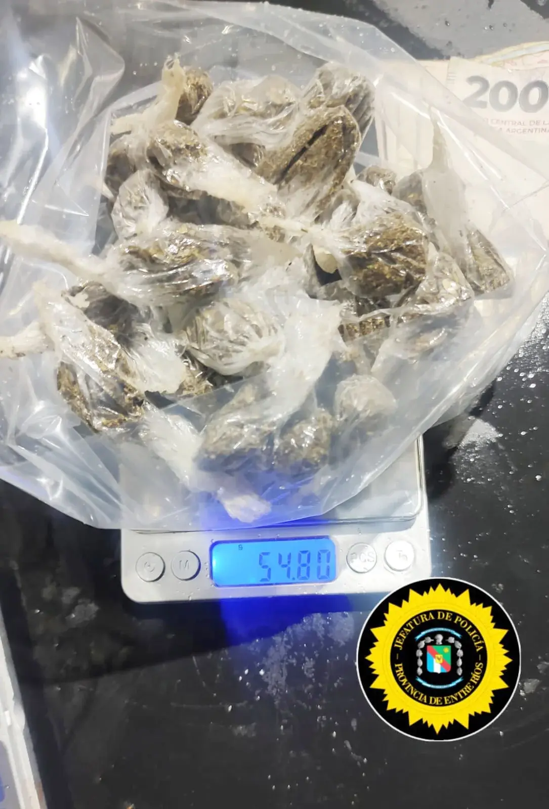 Aprehendido con envoltorios de marihuana y dinero en efectivo