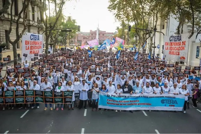 Docentes realizaron una sentada para pedir la paritaria nacional