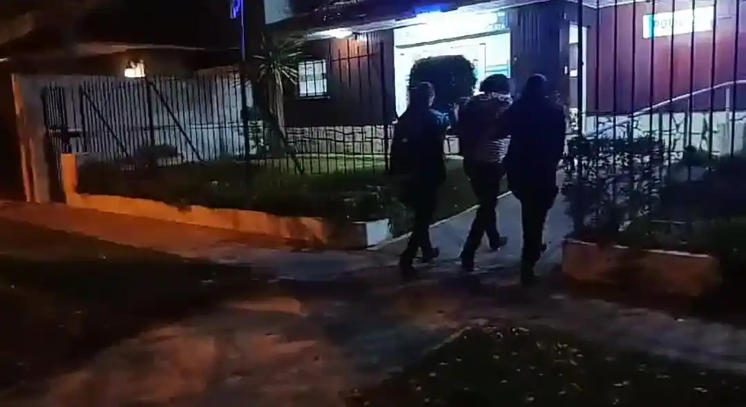 Roció con gas pimienta y golpeó al empleado de un bar porque no lo dejaron ingresar