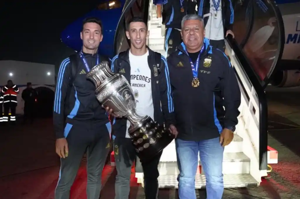 "¡¡Llegamos a casa BICAMPEONES!!", el mensaje en la cuenta oficial de la Selección. (@Argentina)