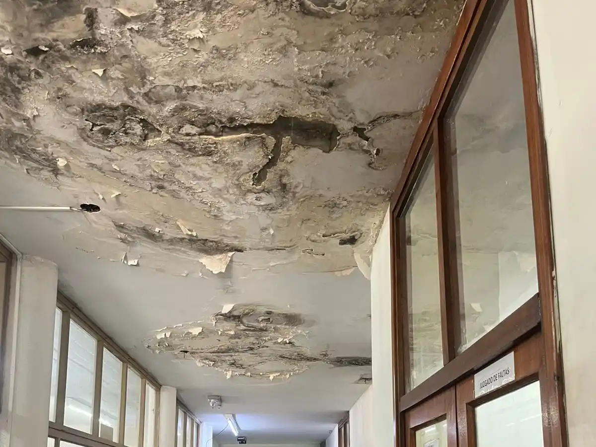 Reclaman por el estado del techo de una oficina municipal