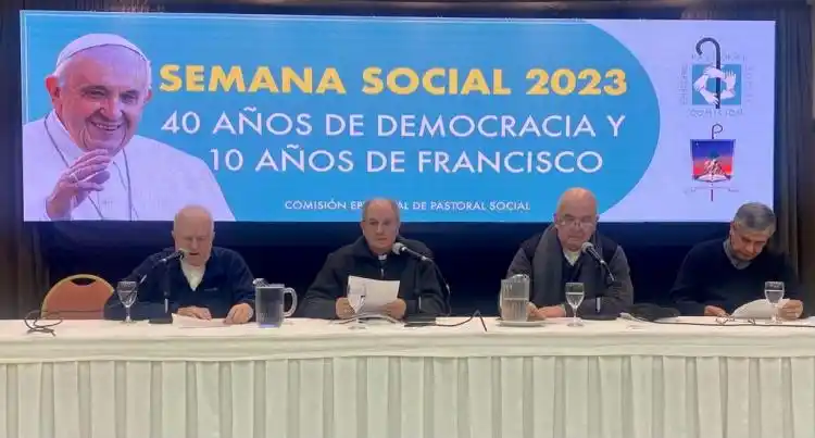 La democracia está “condicionada por poderes minoritarios”, advirtió la Iglesia