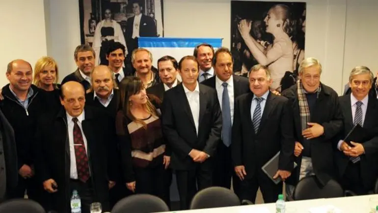 Scioli reúne a intendentes y legisladores kirchneristas buscando demostrar fuerza tras la derrota electoral