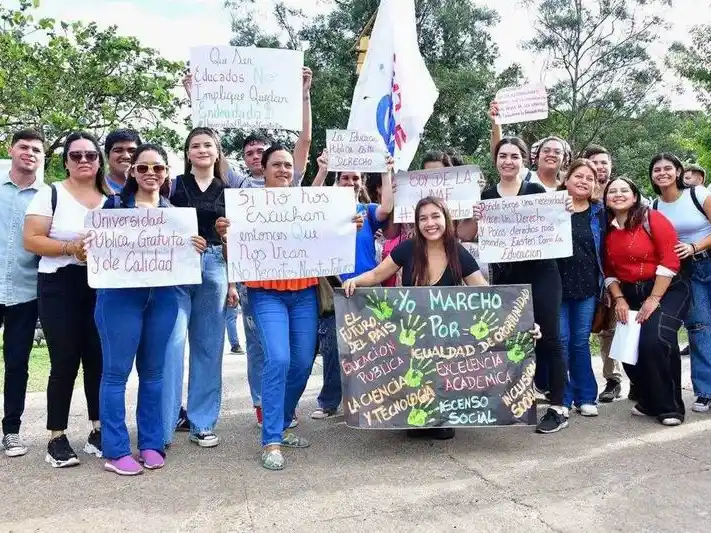 El poder adquisitivo cae un 
50% y crece el conflicto gremial