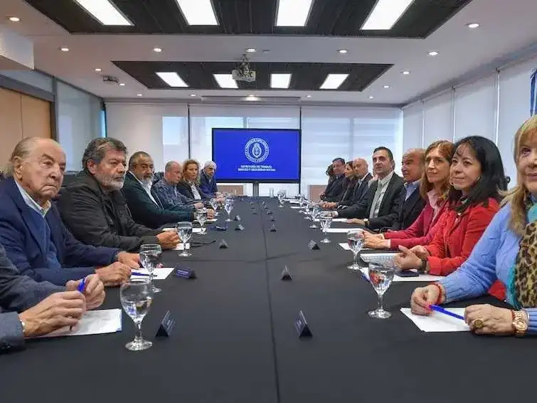 Reforma laboral: el Gobierno aprobó 19
acuerdos entre sindicatos y empresas