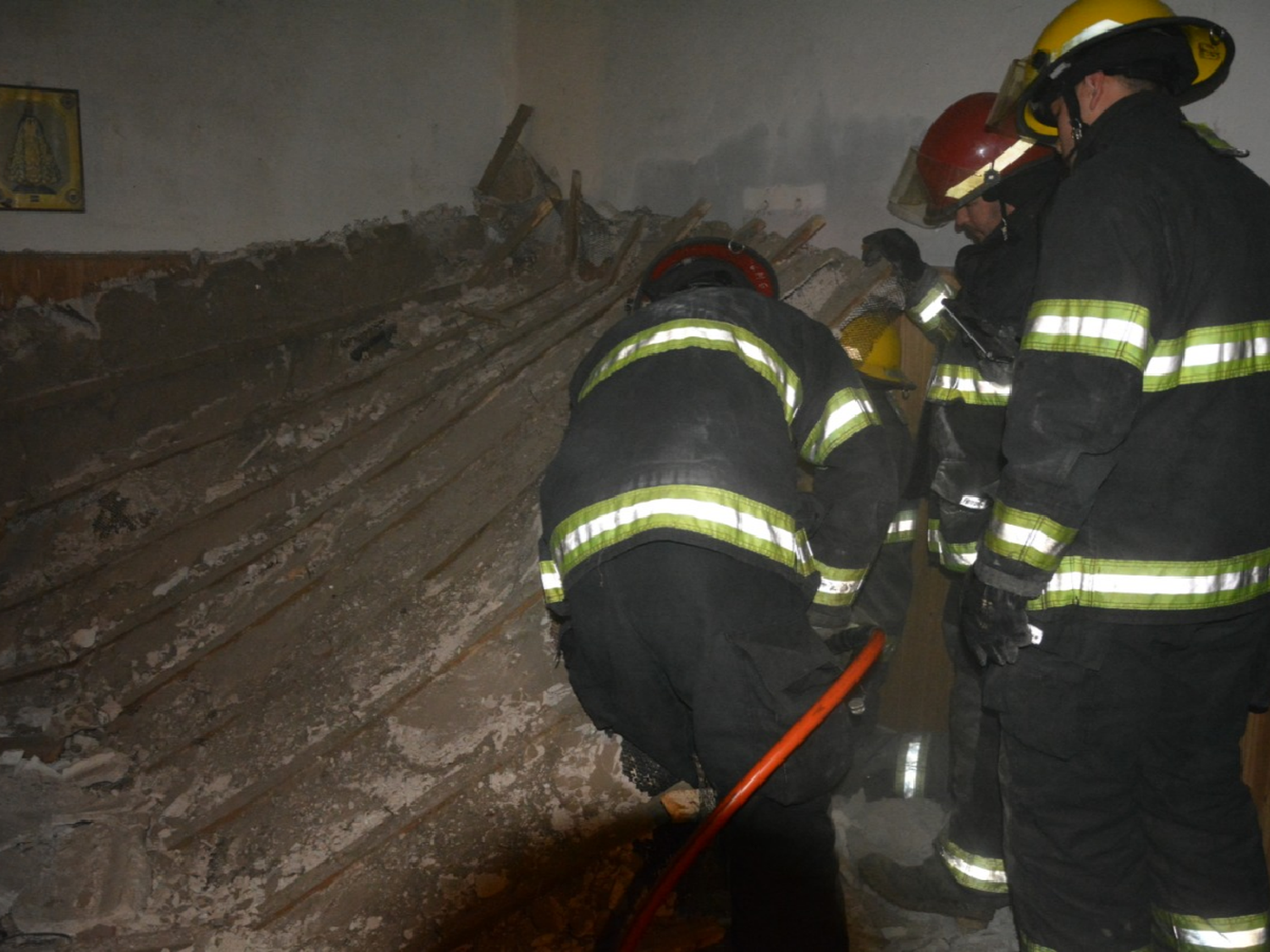 A una abuela se le cayó encima el cielo raso de su casa 