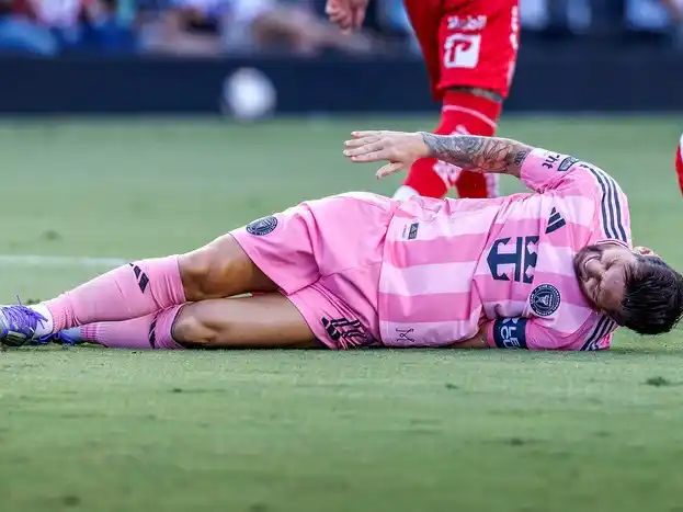 Messi sufrió una lesión muscular y no tiene fecha de regreso.Foto:EFE