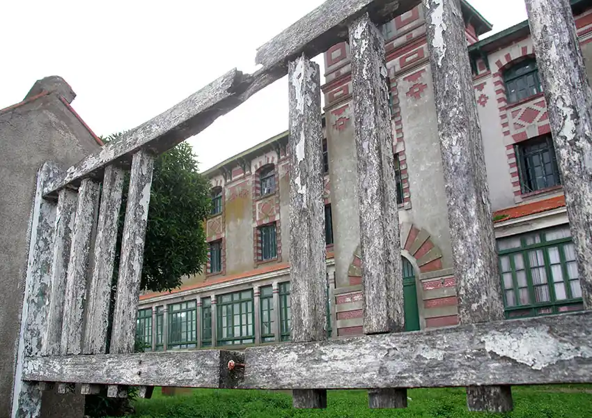 Abandono en fachada y exteriores del Raimondi