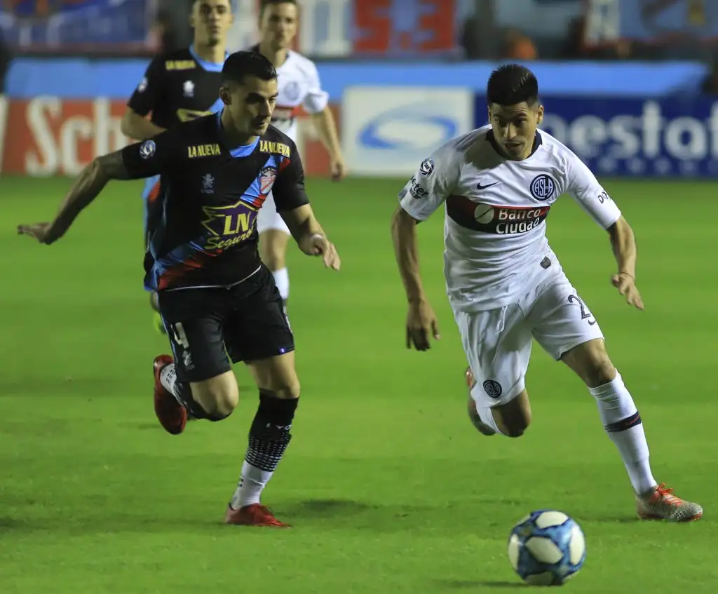 San Lorenzo frenó a Arsenal y lo desplazó de la vanguardia