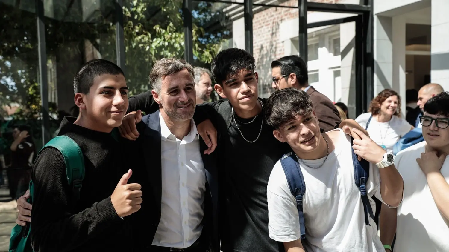 Jóvenes estudiantes recorrieron el nuevo edificio junto al jefe comunal.