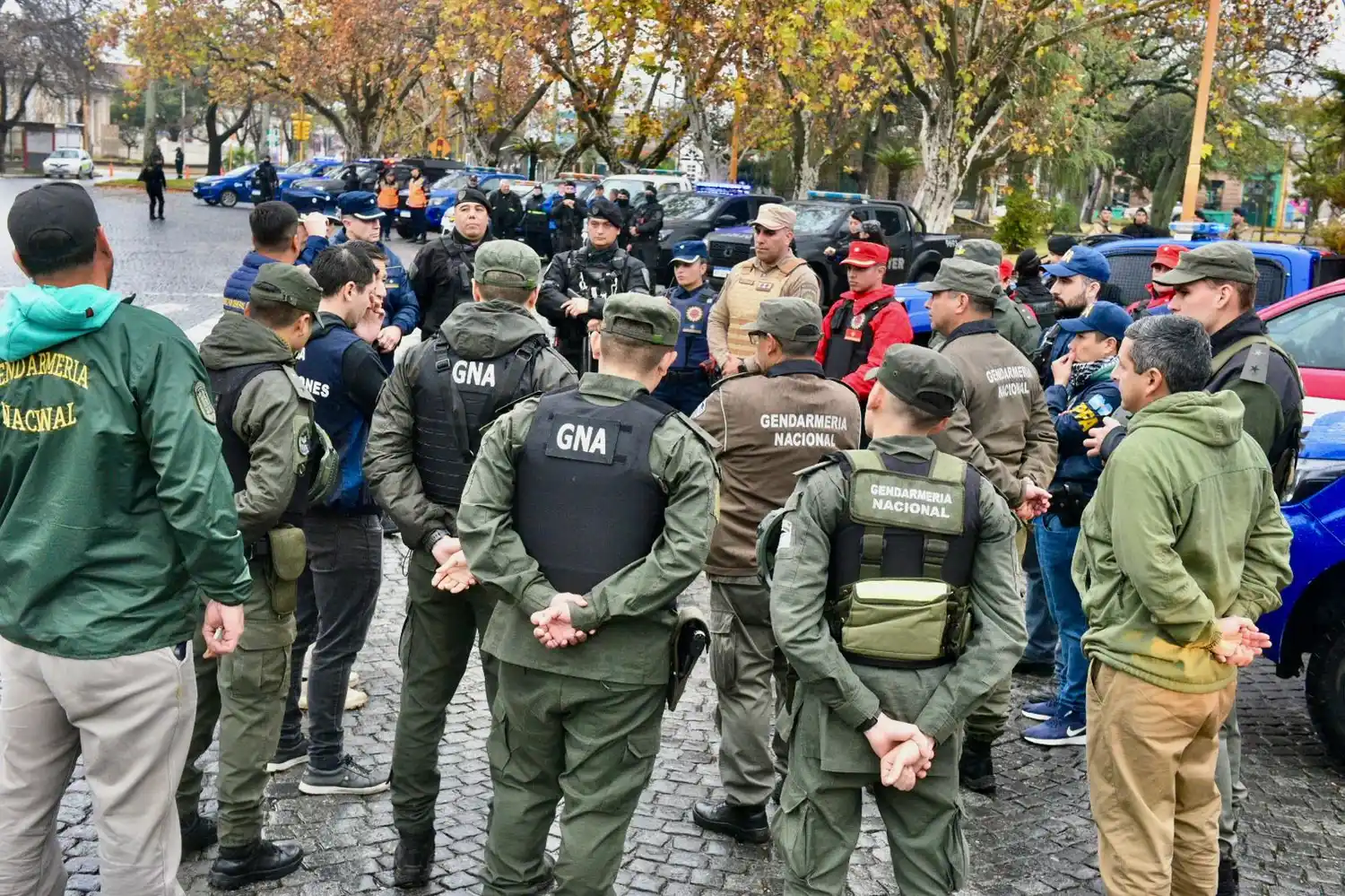 El despliegue policial concentrado frente a la Plaza Gral. Paz antes de avanzar.