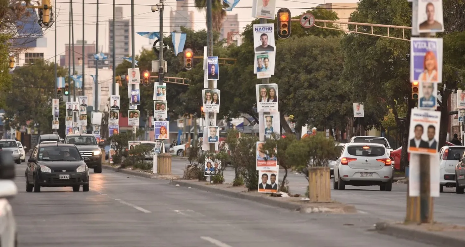 La proliferación de afiches callejeros confirma la intensidad de la campaña.