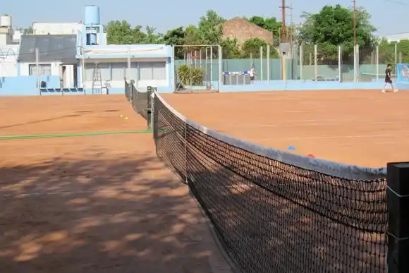 Un joven de 19 años vandalizó las canchas de tenis del Club Atlético de Rafaela