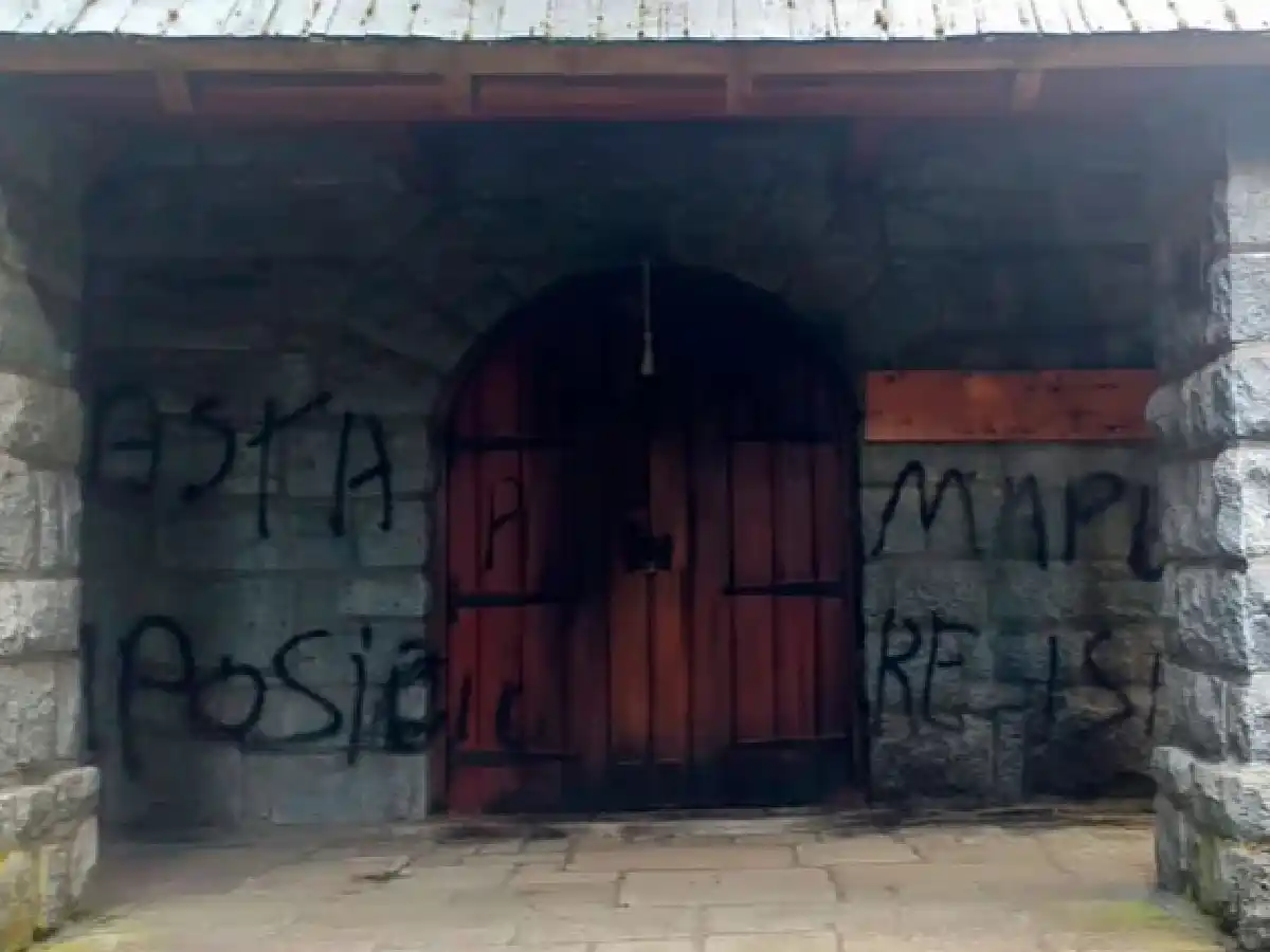 Los mapuches atacaron con pintadas y fuego la capilla de Villa La Angostura luego del desalojo en Villa Mascardi