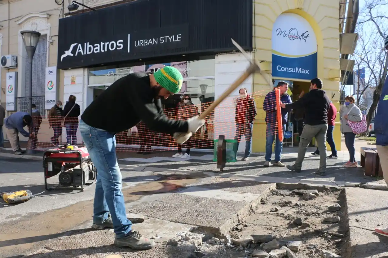 Cortaron el transito vehicular en la semipeatonal de 25 de mayo