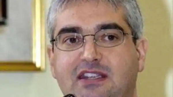 Acusan a un sacerdote italiano de organizar orgías con 15 amantes y prostituirlas